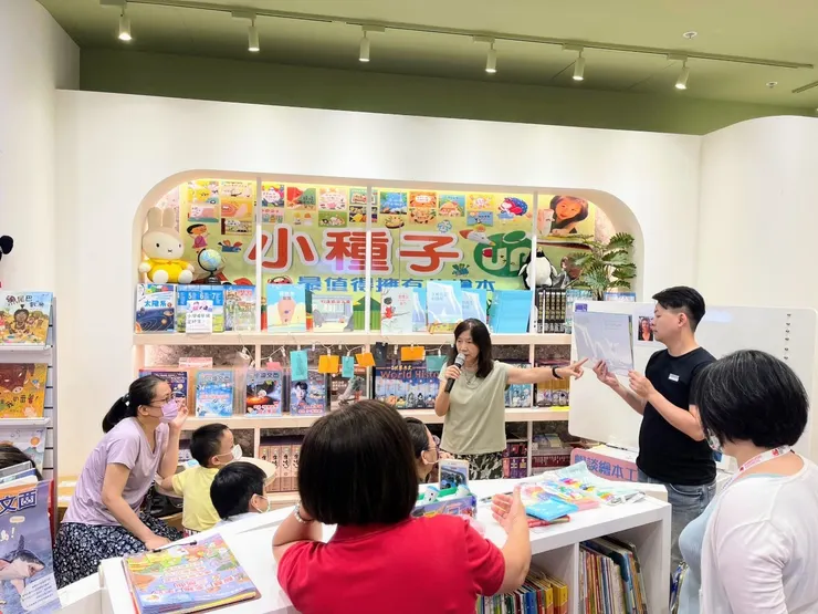 蕭淑美總編於現場向讀者們介紹《大熊先生的旅程》繪本。