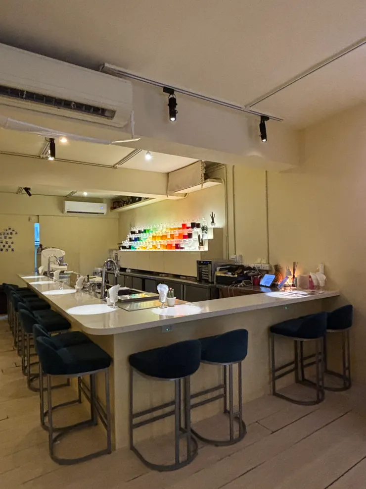 Cactus Bar＆Cactus cafe的一隅-彩虹酒牆