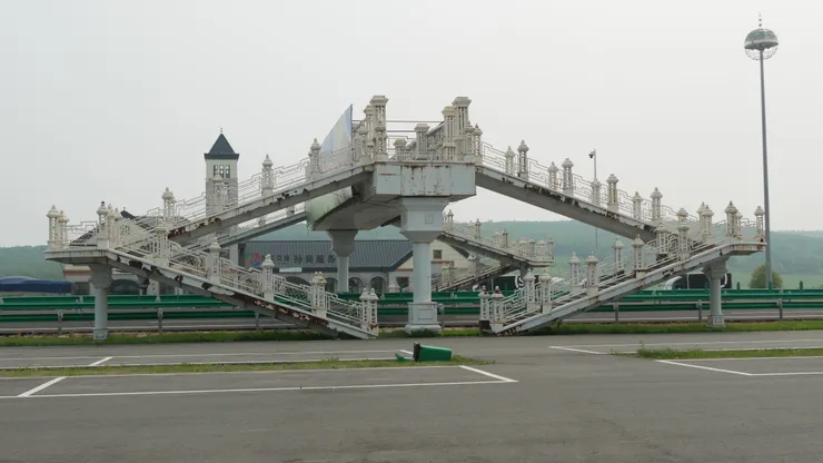 服務站對外的橋很像蟹鉗