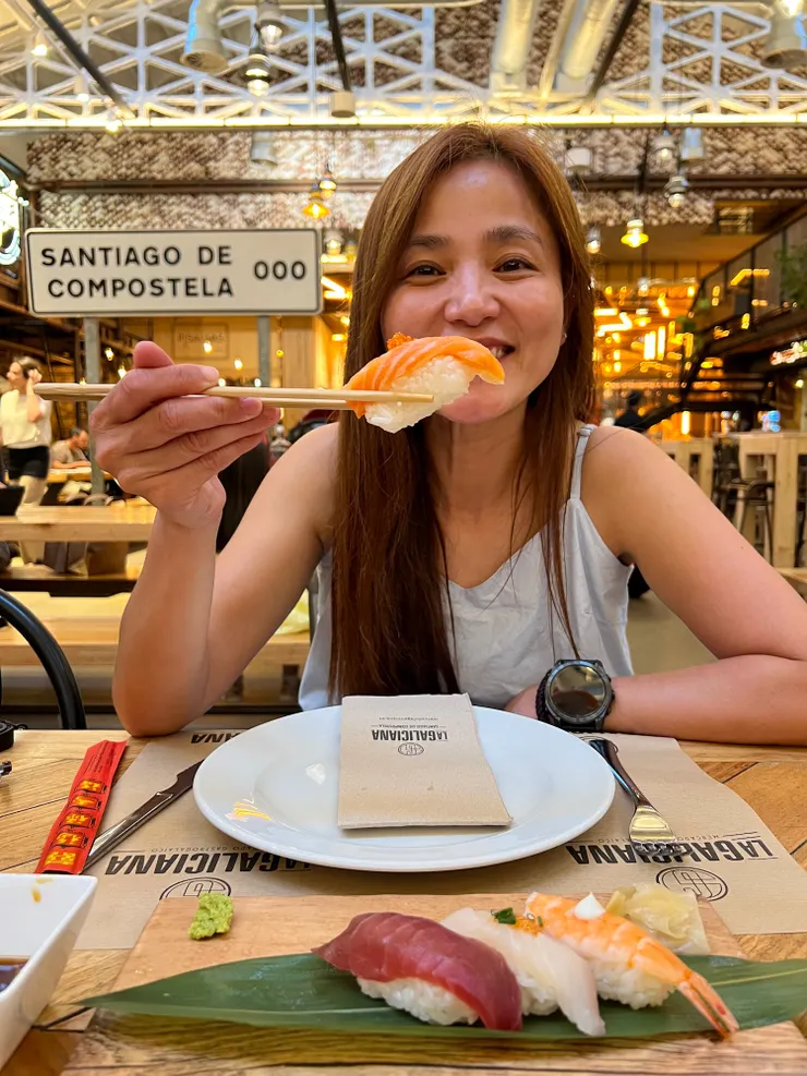 晚餐我們點了二盤日式料理，牛排，馬鈴薯扇貝和一瓶白酒。