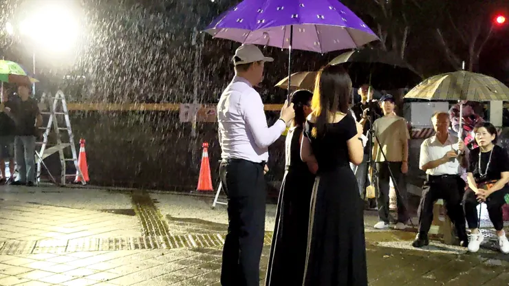 演唱 秋雨 這個畫面頗夢幻