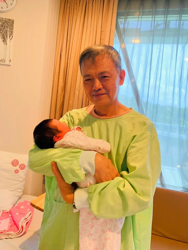 【這老灰仔一副有孫萬事足的樣子】