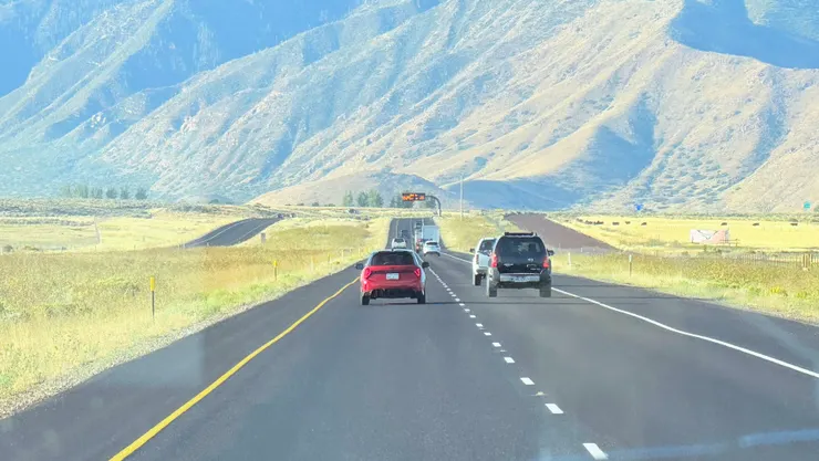 奔馳在公路上開闊的視野讓人想起紐西蘭