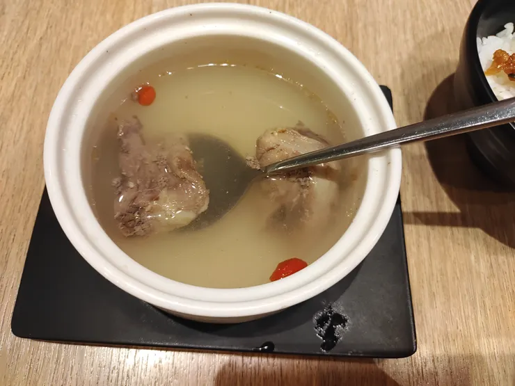 蘿蔔排骨湯（蘿蔔已先吃掉(⁠≧⁠▽⁠≦⁠)）