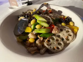 常見的例子就是嫌棄給自己煮菜幾十年的媽媽，味道不夠好。而外面大廚煮的才是美味。但是大廚會持續幾十年，無怨無悔的煮給自己吃嗎？是不是因為能嚐到大廚的手藝比較難得，所以才認為比較珍貴？判斷一件事珍貴與否，不就是由自己主觀認定而來的嗎？自己賦予這件事什麼樣的意義，那它就是怎樣的。