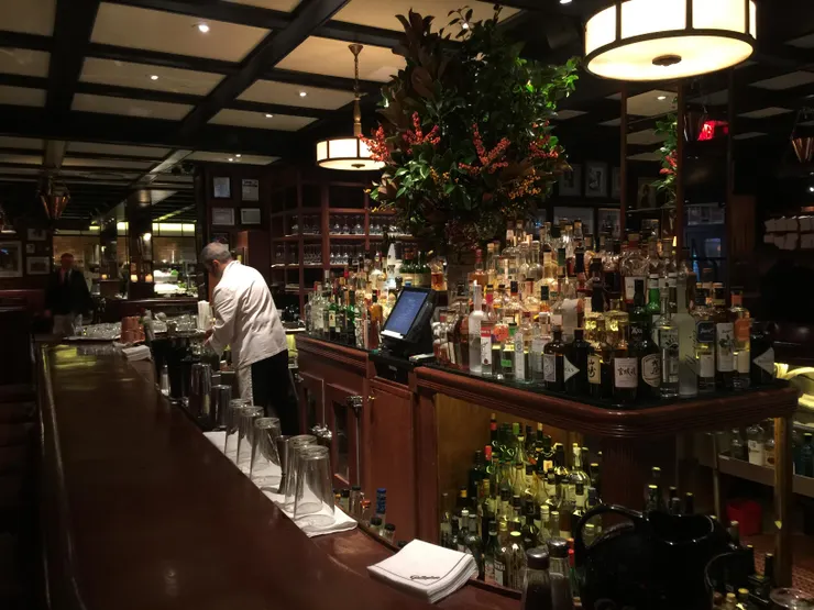 餐廳的中央有個吧台，畢竟 Gallaghers 也是從酒吧起家