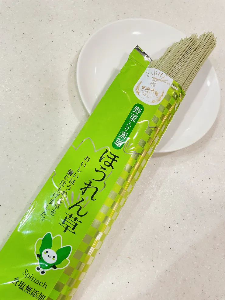 僅使用小麥粉＋天然蔬菜粉製成，無添加食鹽、防腐劑、人工調味料。