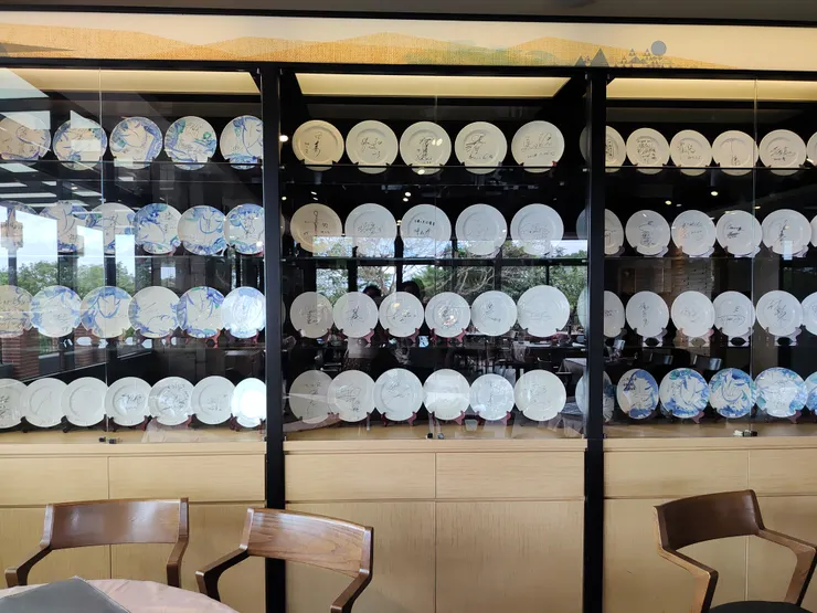 牆上滿滿的名人簽名盤