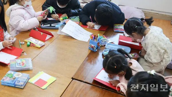 新天地束草教會幼年會的孩子們於去年（2025年）12月23日製作手寫信，內含對海洋警察官的應援訊息。（照片來源：新天地束草教會）