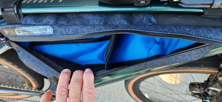 它兩邊開口的隔間設計不同，這點也是我喜歡的地方。之前有用過的車架袋它內部沒有隔間的設計。好裝是好裝，但是在取物時就不是那麼方便了。這個照片是傳動側的照片，這側是雙隔間。是塞不下青草茶的，但是可以放一些爐具類、工具類的小物品。