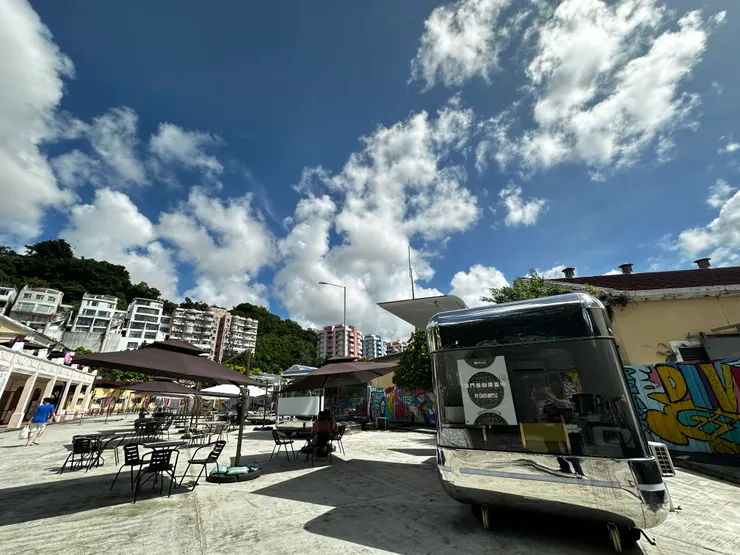 戶外有餐車提供飲品小食