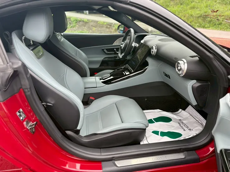 Mercedes-AMG SL43 日規外匯車進口紀錄！紅色敞篷跑車從日本橫濱港運抵台灣，完成卸船檢查。完整解析外匯車代購流程（選車、檢查、RORO船運、報關到交車），想了解SL43或進口車流程必看。