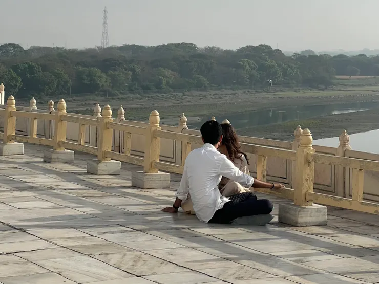 約會中的情侶，很浪漫呢！