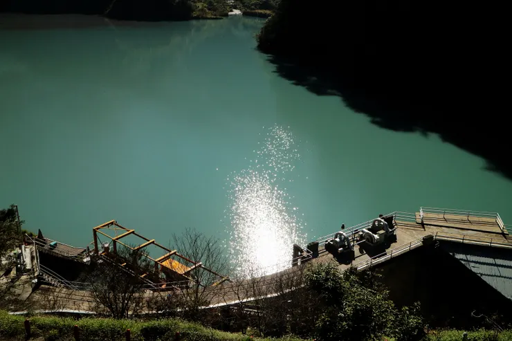 武界壩四面環山，綠意盎然湖光山色，湖面因陽光照射色澤呈現淡淡的土耳其藍，整個水庫就像超美的牛奶湖般，是台灣秘境水庫之一