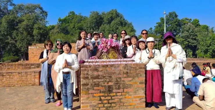 印度朝聖團佛教聖地合影
