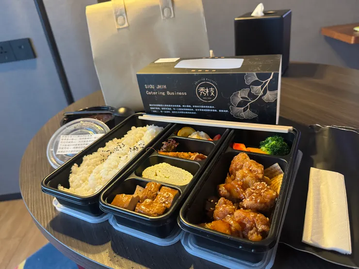 推薦一下今晚的外送：秀枝日式餐盒，三層整齊乾淨的擺盤，還贈送甜點紫米粥，包裝使用可重複利用的輕便保溫袋，整個質感超好！餐點也很好吃！