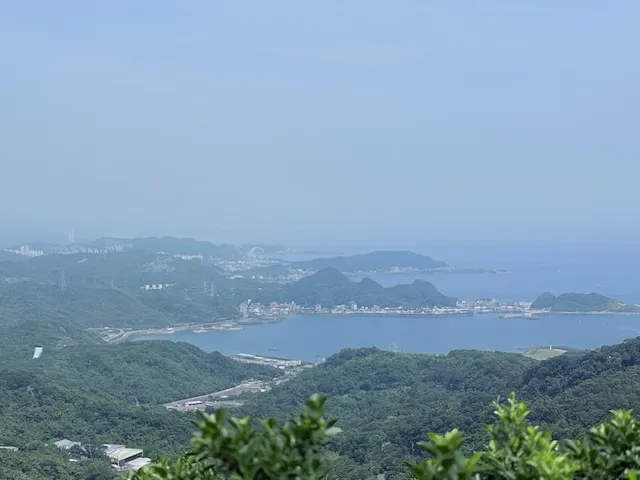 從九份景觀臺遙望到遠方的基隆北海岸。