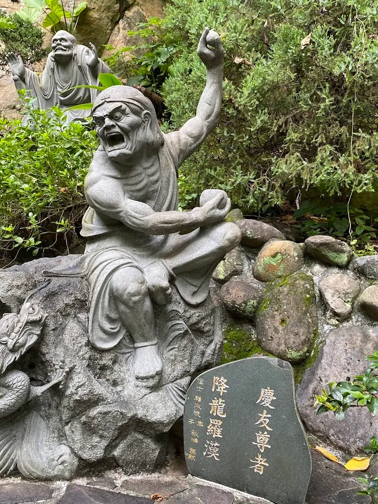 園區石雕神像（圖片截圖於網路）