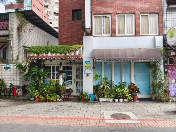 一直很喜歡這兩家相鄰的店，左邊販售填色畫本，右邊是烘焙店。