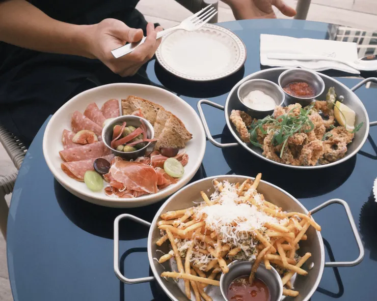 （上至下）酥炸中卷、熟肉拼盤、蒜味脆薯