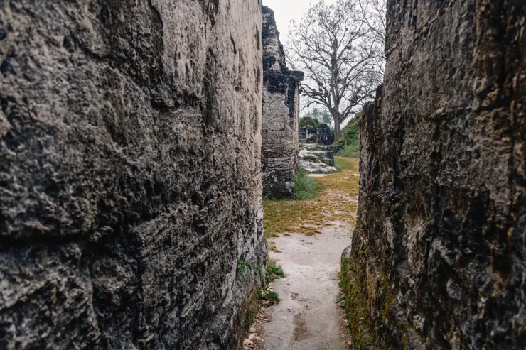 扶著古老的石牆覺得自己像是印第安那瓊斯