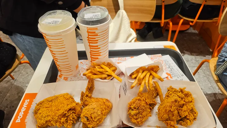 左邊是原味炸雞!右邊是辣味炸雞!