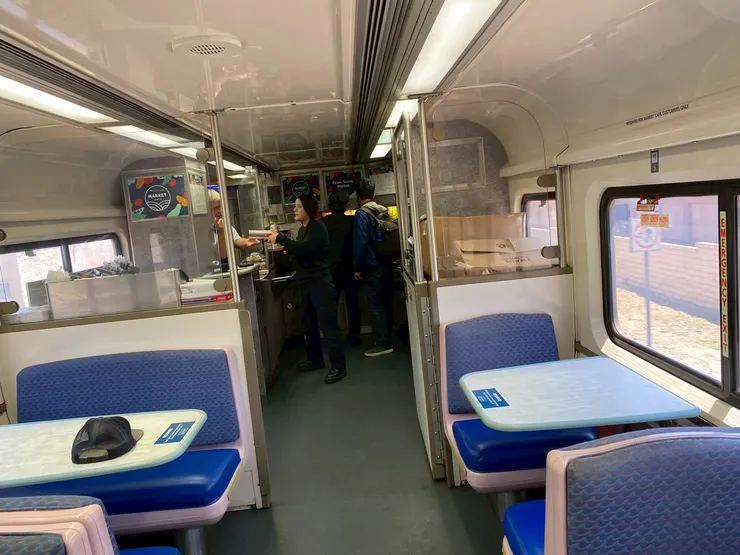 列車上也有餐車，餐點的價格以美國物價而言算便宜的