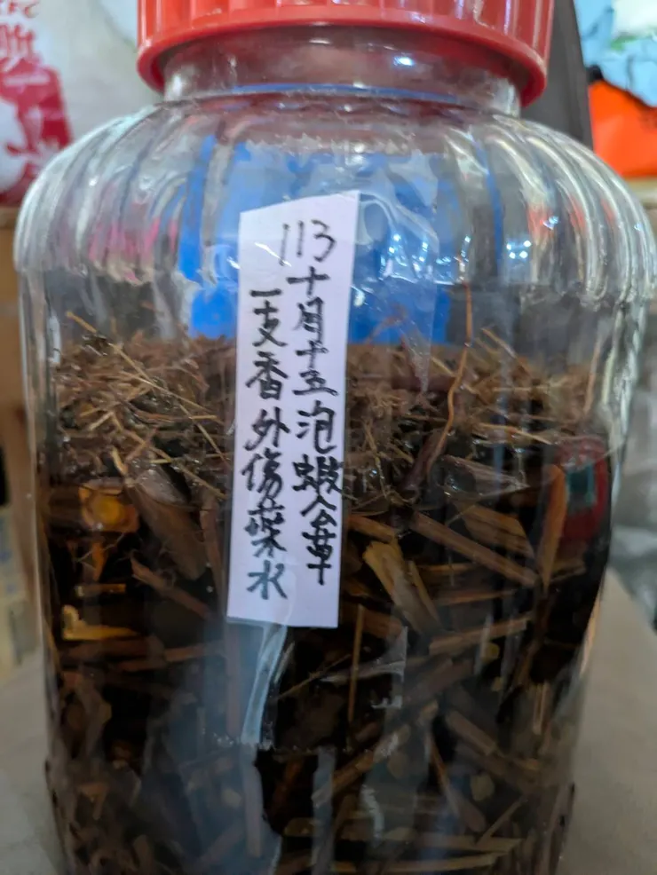 德助叔公牌藥酒的色澤，已浸泡一年。