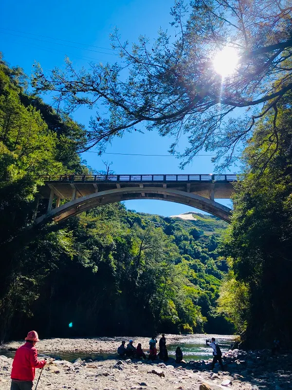 在仁壽橋的下方，由下往上看美麗的藍天。