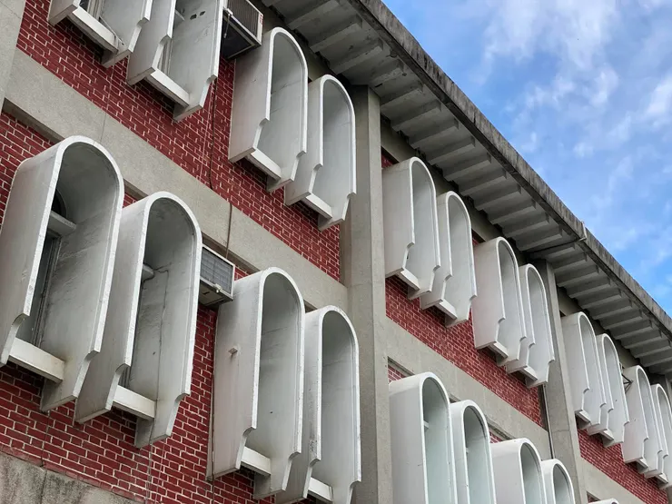 屋簷下特意突出的成排托木，像中國建築中的檐托