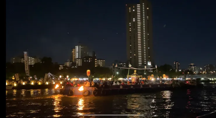 看船隻倒映在河川上 令人感動