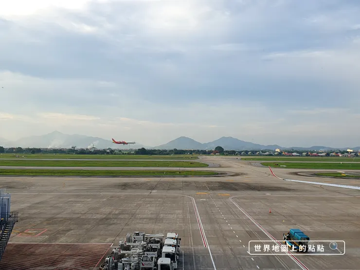 在河內機場等待回家班機中