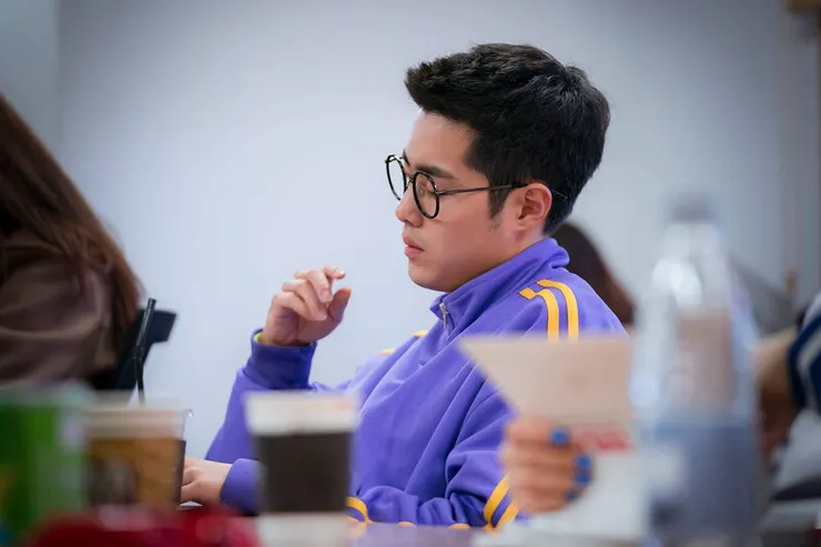 還是附上讀劇本照，身上穿的就是劇中的衣服～btw認真的男人好好看