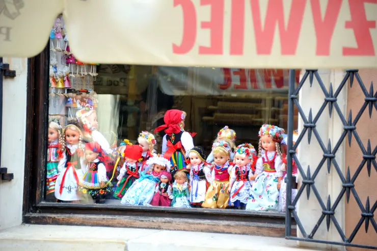 【吃完中餐繼續逛城堡廣場週邊，這間禮品店櫥窗內，展示了許多穿著波蘭傳統服飾的民俗娃娃。】