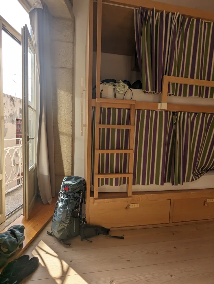 好喜歡陽光會灑進來的房間，又住到上鋪真是太完美了！