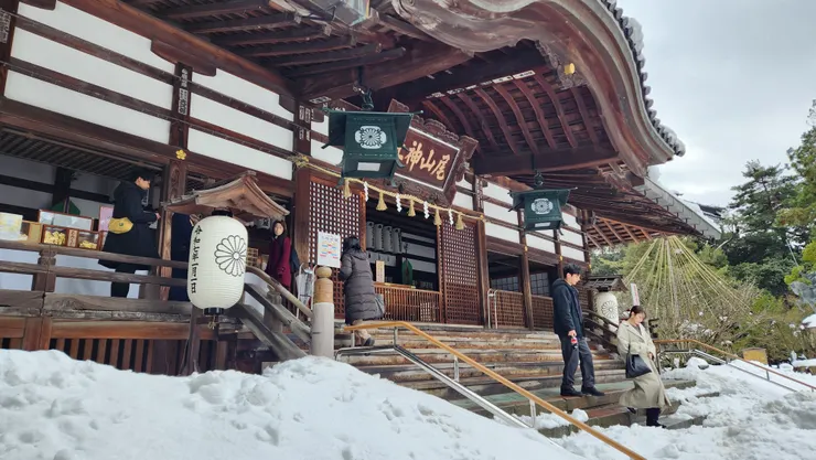 前來觀光與參拜的人熙來攘往