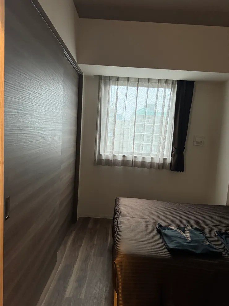 睡眠區有窗戶,提供睡衣,也可穿睡衣去泡飯店溫泉。