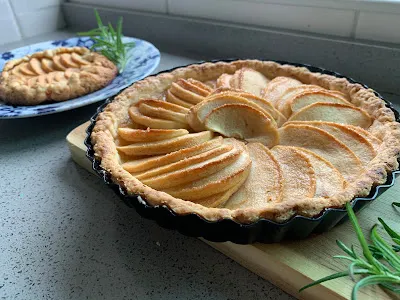 烤一個派模的,一個鄉村的。