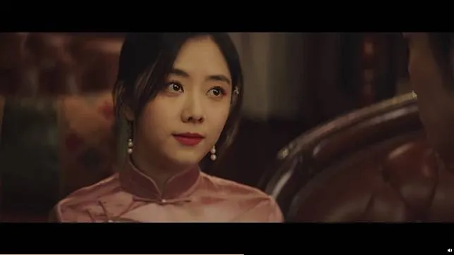 讀到「圓鼓鼓的腮幫子，短而直的鼻子」就想到譚松韻。