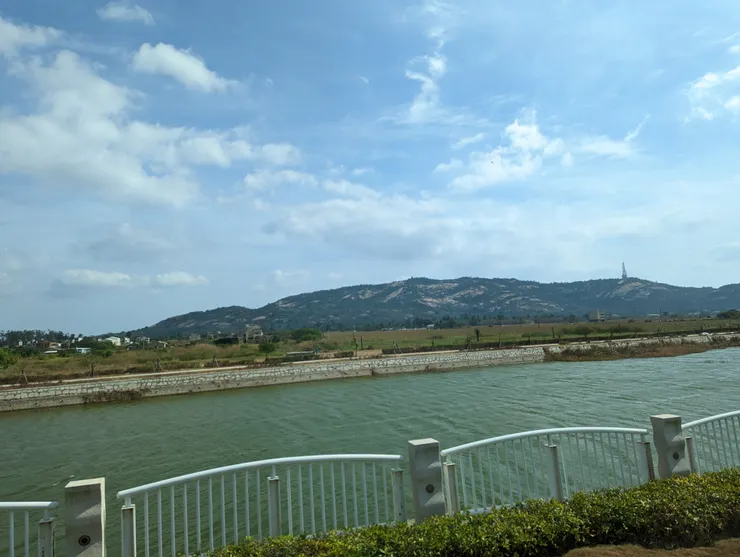 沿途中看著窗外,期待接下來的行程