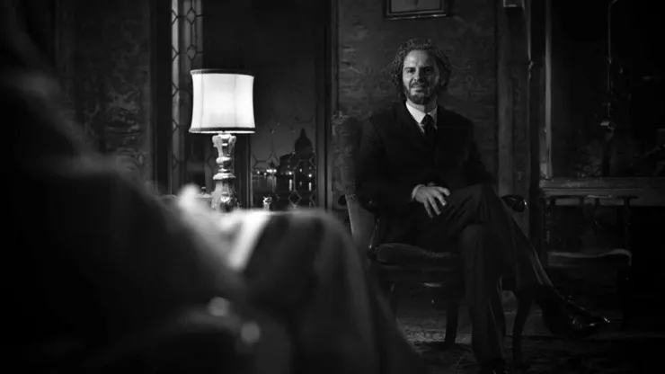 督察來找雷普利問話時他成功地偽裝了自己,圖片來源:Netflix