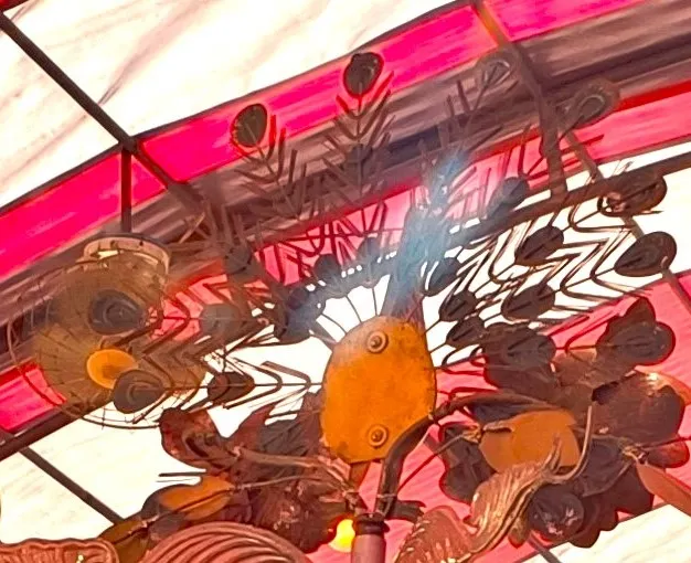 集樂軒家私虎頂端的孔雀