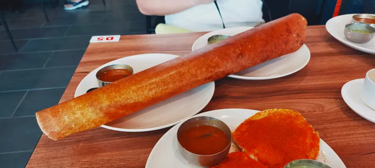 份量很大的 Dosa，看起來像一塊餅乾，但其實外酥內軟
