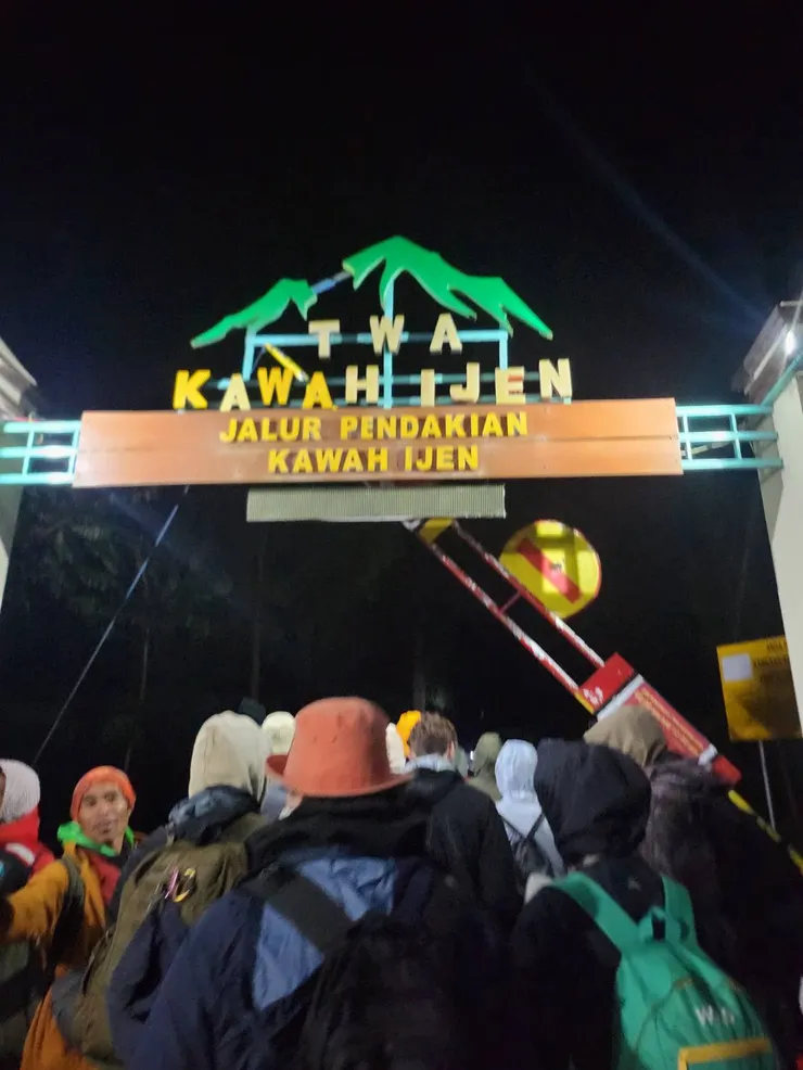 伊真火山登山口