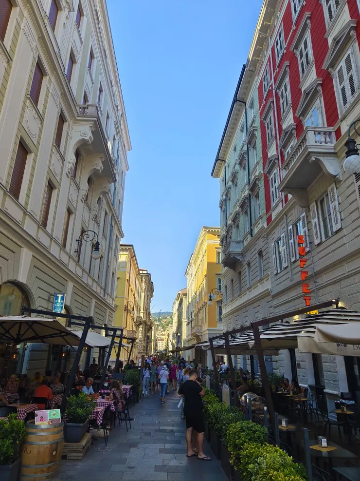 有些街道餐館林立