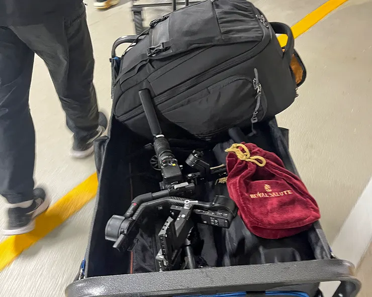 結束15小時拍攝，把機器塞進推車裡，繼續趕路。攝影是工作，但我們依然願意拎著這些重量，因為有時候，在拍攝與生活之間，還藏著某種「還沒放棄的熱情」嗎？還是純粹是為了想賺錢養家？