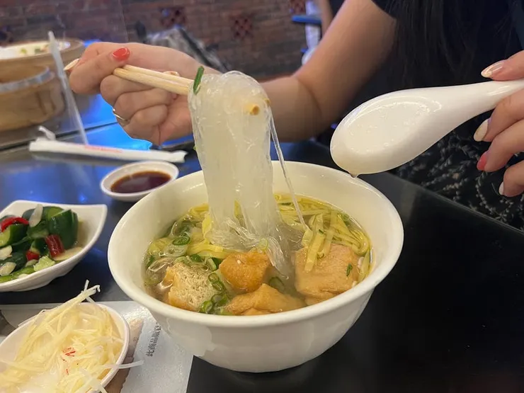 油豆腐細粉則是比較健康的口味，蠻符合女生想吃又不發胖的需求