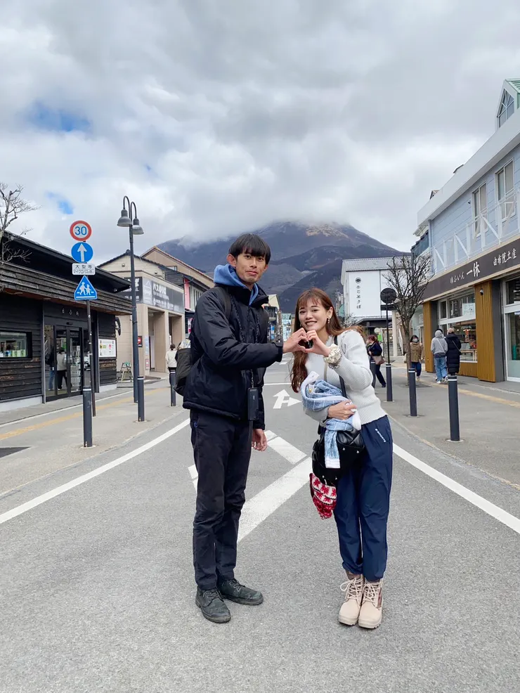 日本大分-由布岳 || 迅速拍一張合照作紀念，就準備去寄放行李、搭計程車囉