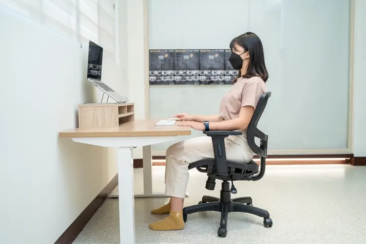 擺脫肩頸痠痛的第一步就是調整辦公環境！