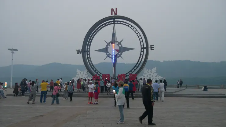 入夜後，人們都會在廣場跳舞